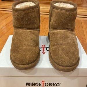 Minnetonka Girl’s Suzi Short Boot, Suede, Tan EUC